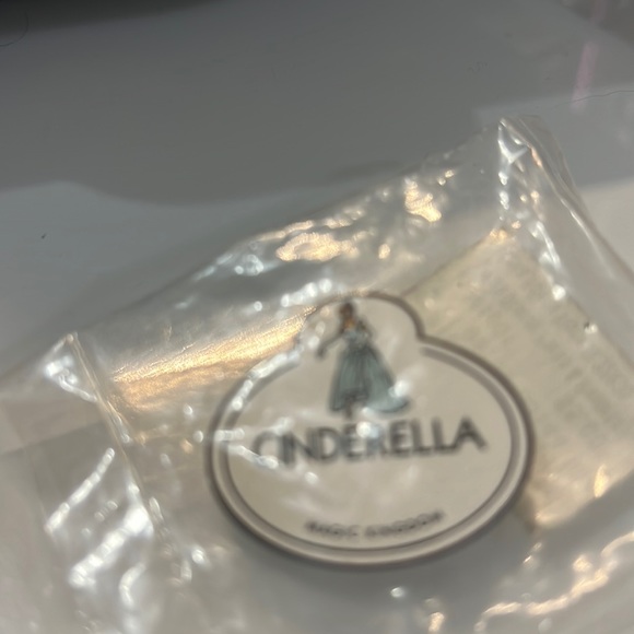 NEW LISTING 🎉Cinderella Pin (still in original packaging) - Picture 6 of 6